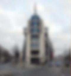 Kreuzung vor dem Willy-Brandt-Haus in Berlin-Kreuzberg. Wahrnehmung mit Sehbehinderung (Grauer Star). Das Bild ist verschwommen.