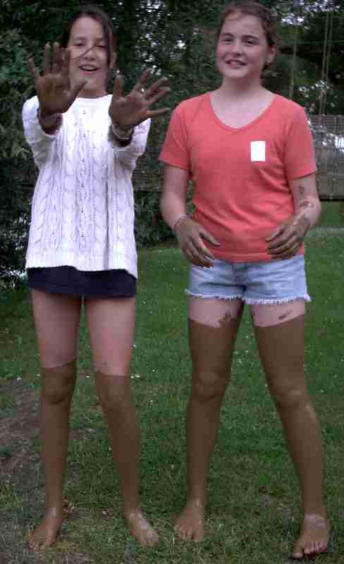 Sarah und Isabel in Kniestruempfen